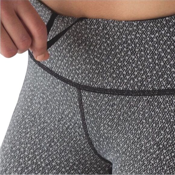 .Lululemon Speed Tight V (Reflective) Frozen Fizz Reflective Black - Picture 3 of 16